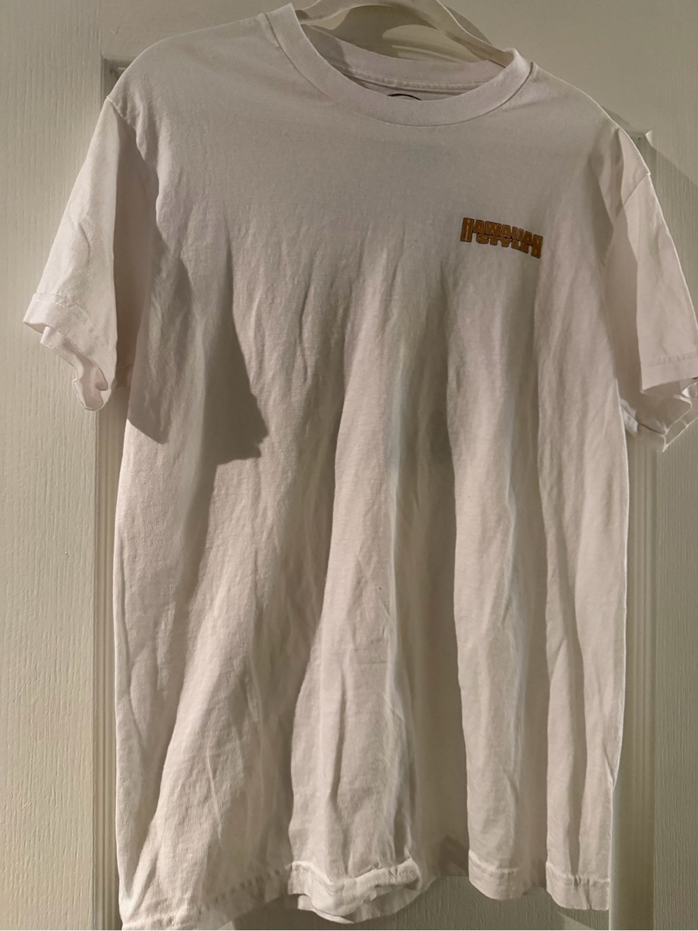 Hawaiian style white graphic tshirt